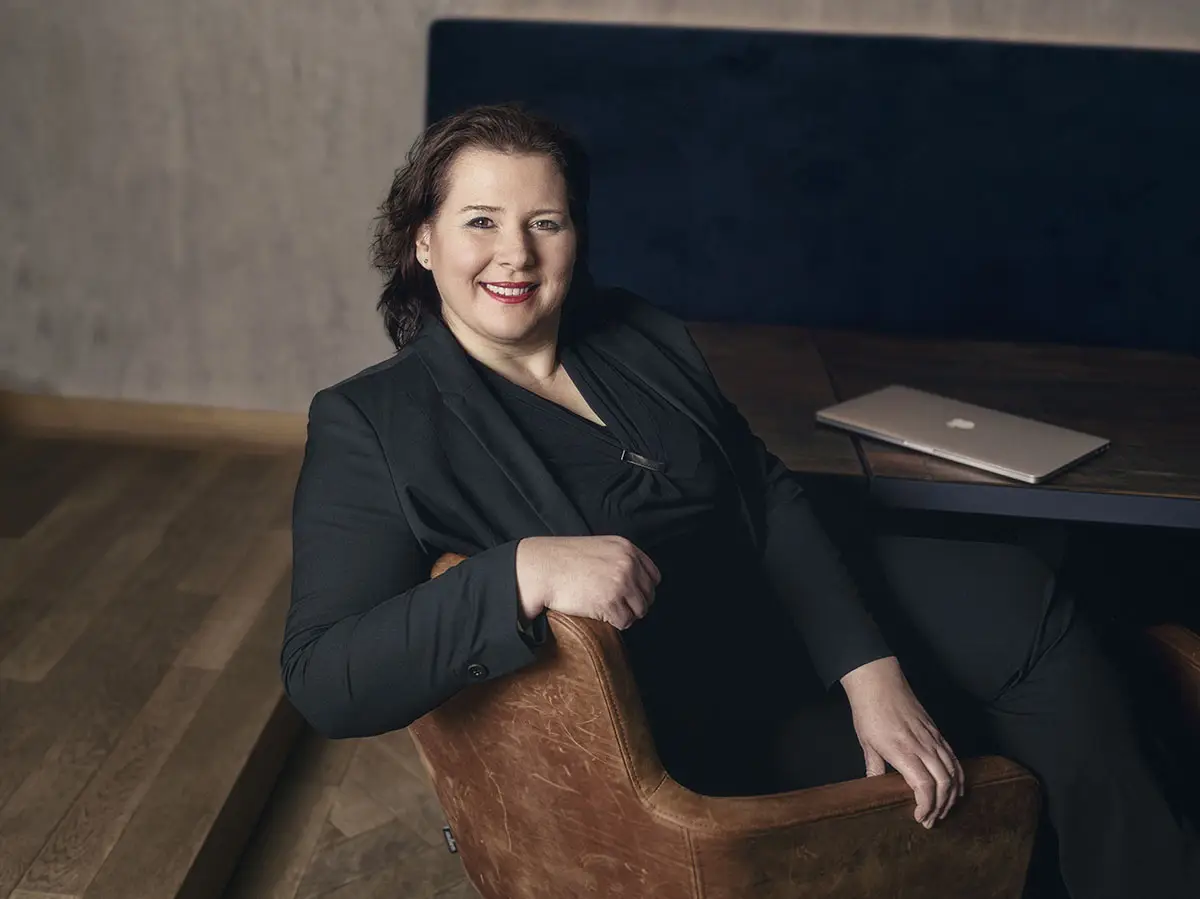 Businessportrait Bamberg Rechtsanwältin Karin Motschenbacher fotografiert von Fotograf und Designer Steven P. Carnarius Bamberg und Berlin