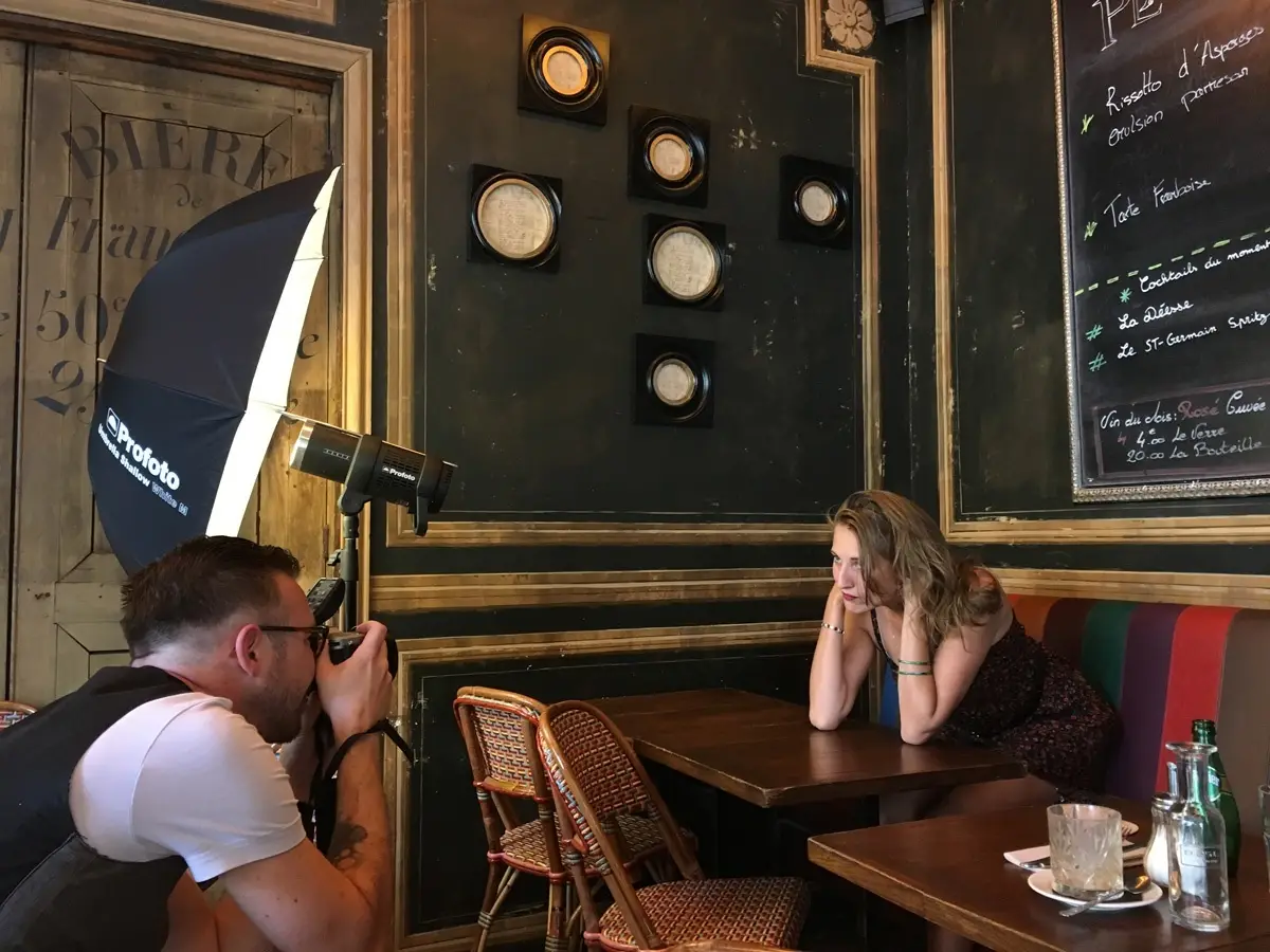 Behind the Scene Cafe Le Central Paris Portraitshooting with Actor Pierre