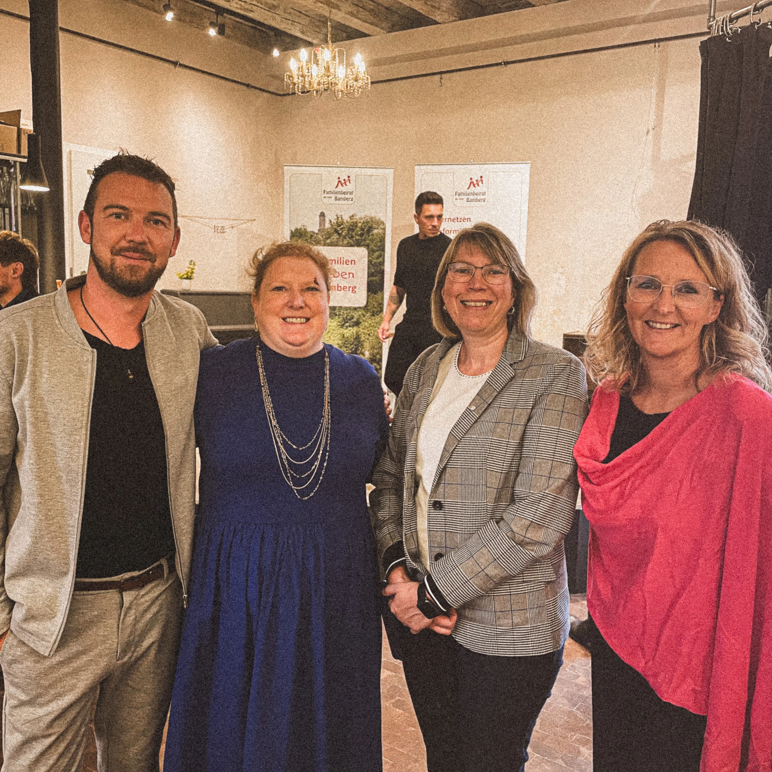 Ehrenamt: 20 Jahre Familienbeirat der Stadt Bamberg Diesen Juni feierten wir ein bedeutendes Jubiläum – 20 Jahre des Familienbeirats in Bamberg. Ich bin stolz darauf, seit zwei Jahren Teil dieses wichtigen Gremiums zu sein und zu seiner Mission beizutragen, die Lebensqualität von Familien in unserer Stadt zu verbessern. Es ist eine Ehre, die Interessen und Bedürfnisse der Familien zu vertreten und gleichzeitig den Geist und die Ziele des Beirats weiterzuführen, die seit zwei Jahrzehnten Bestand haben.