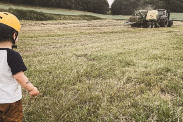 Ein besonderes Highlight für Loui war, dass er live bei der Heuernte dabei sein konnte. Diese Erfahrung, mitten in der Natur zu sein und direkt zu sehen, wie die Landwirtschaft funktioniert, war sowohl lehrreich als auch ungemein spannend für ihn.