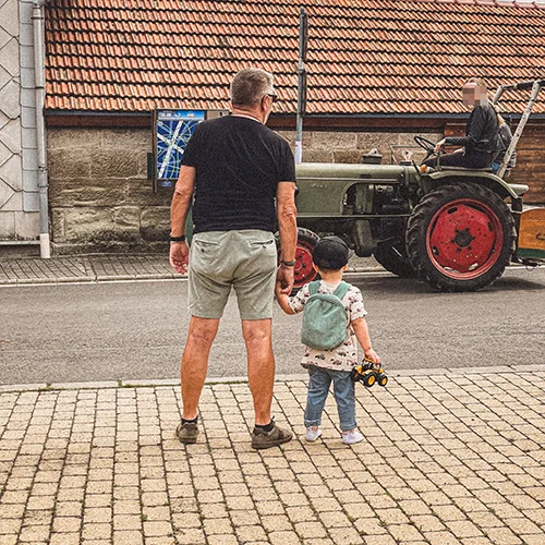 Ein weiteres landwirtschaftliches Highlight war das Traktortreffen, zu dem wir als ganze Familie ausgeschwärmt sind. Solche Veranstaltungen bieten uns die seltene Gelegenheit, mehr über die landwirtschaftliche Technik zu lernen und gleichzeitig ein Stück ländliche Kultur zu erleben.