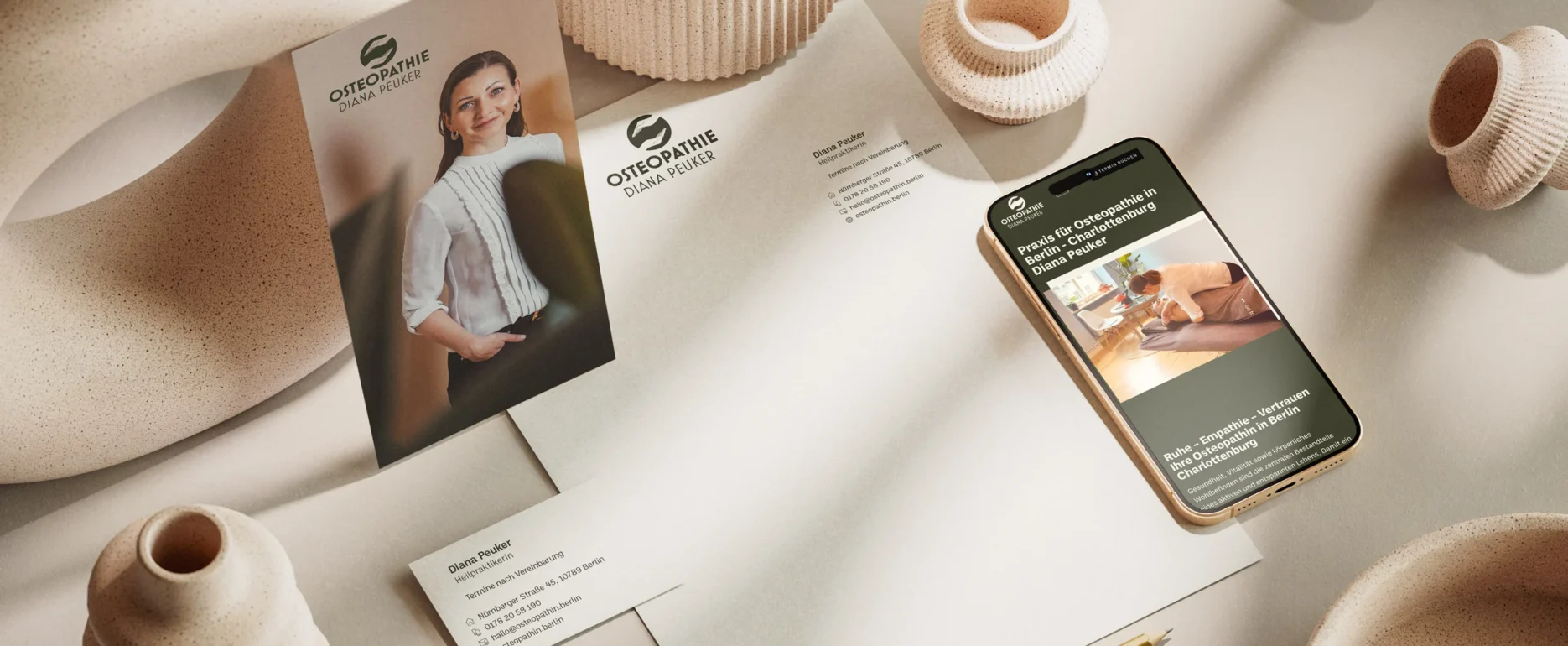 Branding und Corporate Design für die Osteopathie Diana Peuker aus Berlin. Logo, Print und Webdesign und Businessportraits.